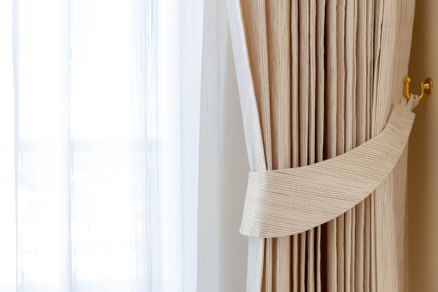 cortina tupida combinada con una cortina traslúcida