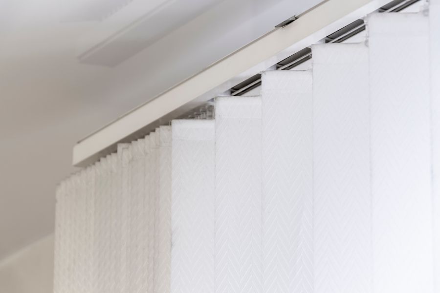 cortinas verticales de color blanco