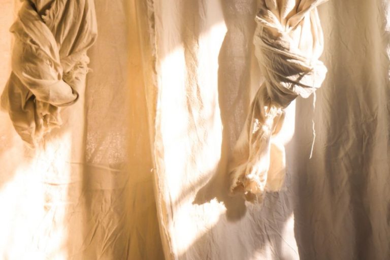Descubriendo la magia del lino: elegancia y frescura en tus cortinas para el salón
