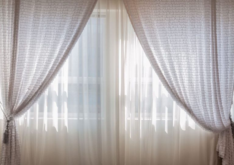 Mejora el ambiente y garantiza tu privacidad con cortinas para ventana