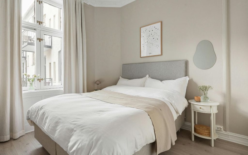 habitación con cortinas a medida