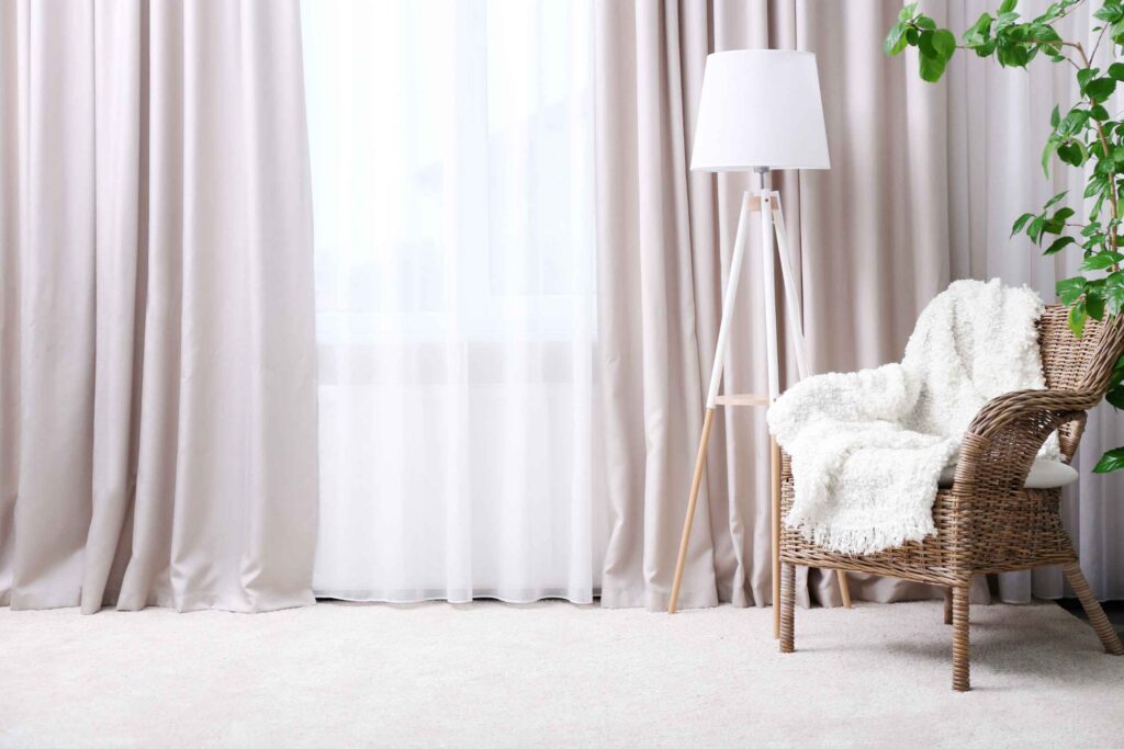 Diseño cortinas a medida para hogares elegantes y luminosos