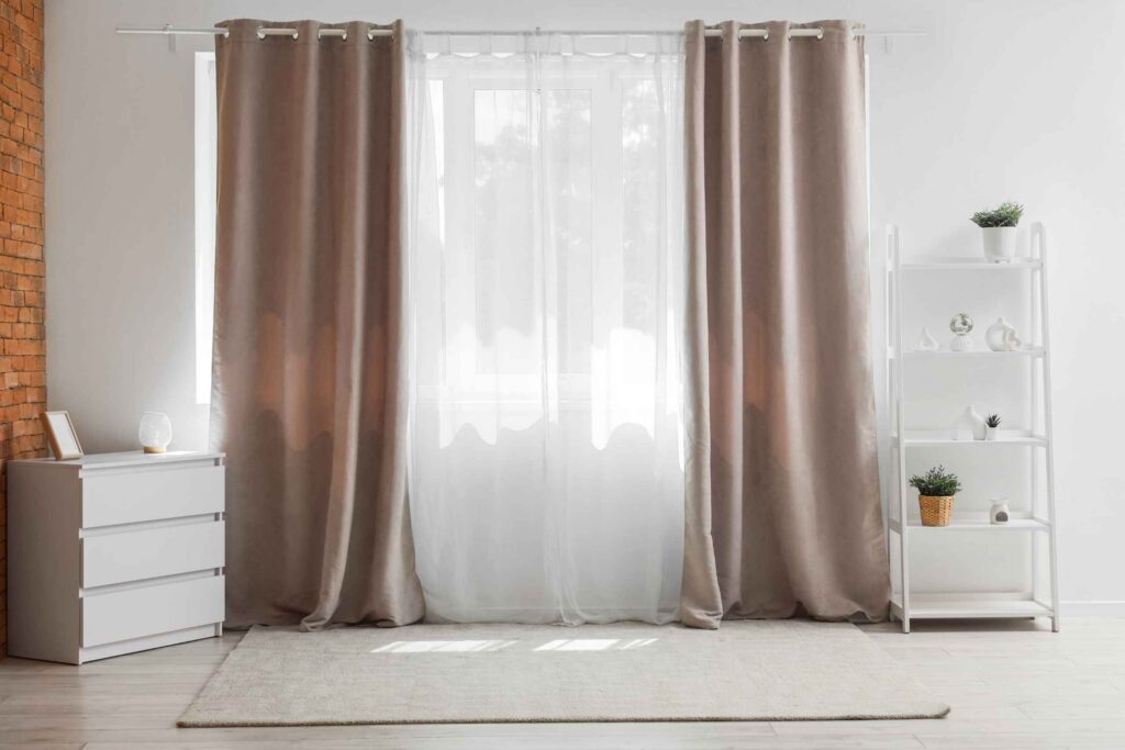 Diseño cortinas a medida para hogares elegantes y luminosos