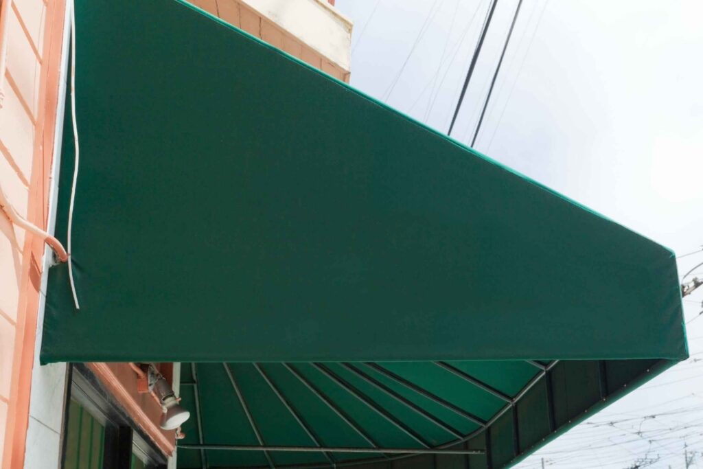 Toldos a medida para terrazas urbanas y balcones funcionales